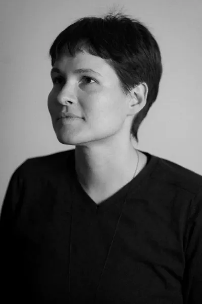 Irene Lähde, stress and sleep wellbeing practitioner, in a calm black-and-white portrait looking softly to one side